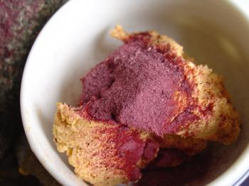 Using pulverised hibiscus flowers as a vegetable dye