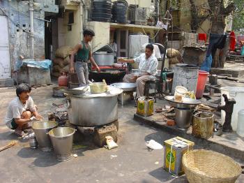 A busy street kitchen next to the Hanuman Temple (Connaught Place, New Delhi) is doing booming business.