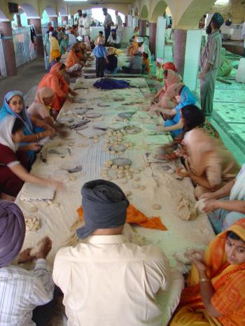 chapati rolling at the langar