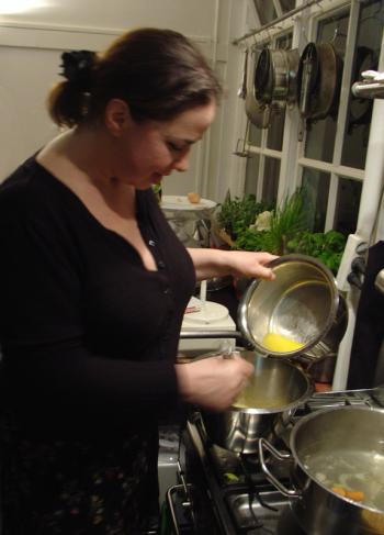 The quintessentially jewish Inez de Jongh prepares the bernaise