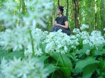 Culiblog author caught foraging and eating ramps in the Amsterdamse Bos, culiblog.org