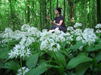 Culiblog author caught foraging and eating ramps in the Amsterdamse Bos, culiblog.org