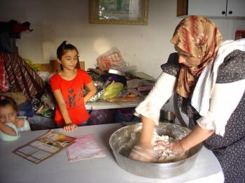 Hannan makes bread, or pita za'atar, or mankoushe, Debra Solomon, culiblog.org