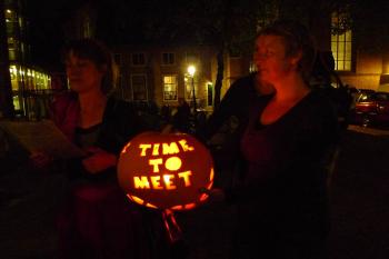 A pumpkin gifted by Transition Town Utrecht's Alowieke, at the Utrecht Manifest Ultimate Meeting, a dinner hosted by Debra Solomon, in the Centraal Museum Utrecht.