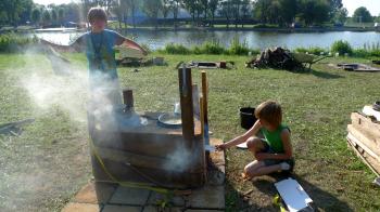 DIY Mmmmuseum of Oven Typologies, kids using a tamped earth oven, Art at the Pool, Sloterparkbad, URBANIAHOEVE Social Design Lab for Urban Agriculture, Debra Solomon